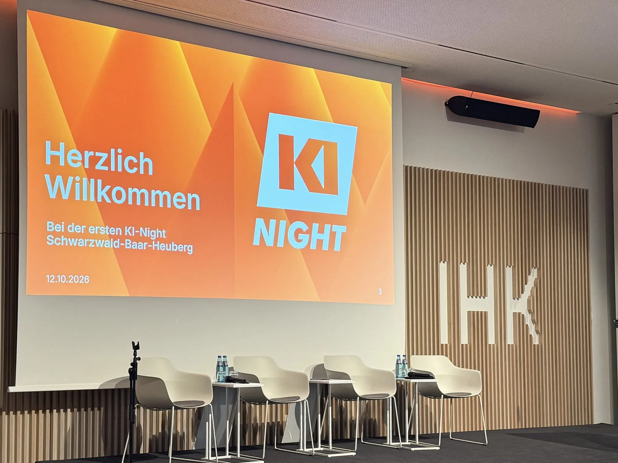 Begrüßung zur ersten KI-Night SBH im Saal der IHK Schwarzwald-Baar-Heuberg