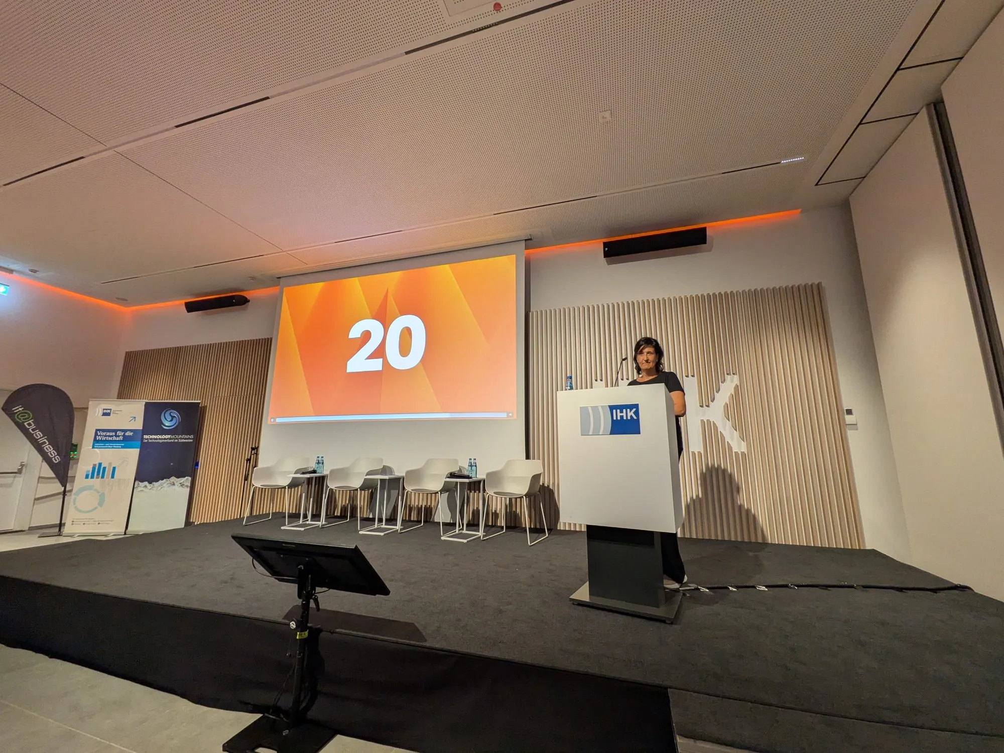 Chapter Lead Ulrike Kschonsek eröffnet die erste KI-Night SBH